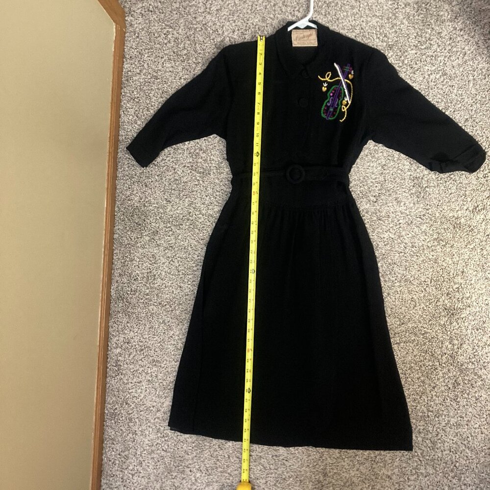 Vintage 1940s Cartwright Black Crepe Collared Dress with Embroidered Violin - 6 - Picture 11 of 12